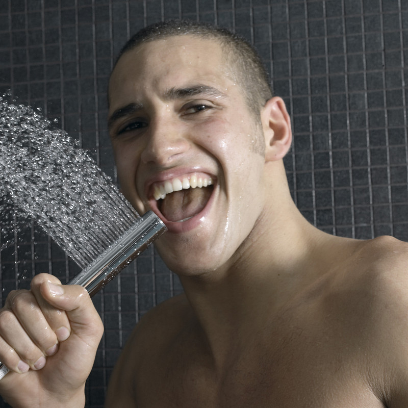男人在洗澡时唱歌图片下载