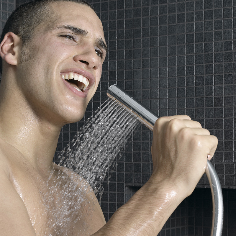 Man singing in shower图片下载