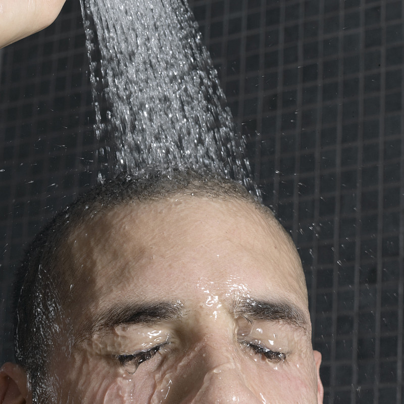 Man taking shower图片下载