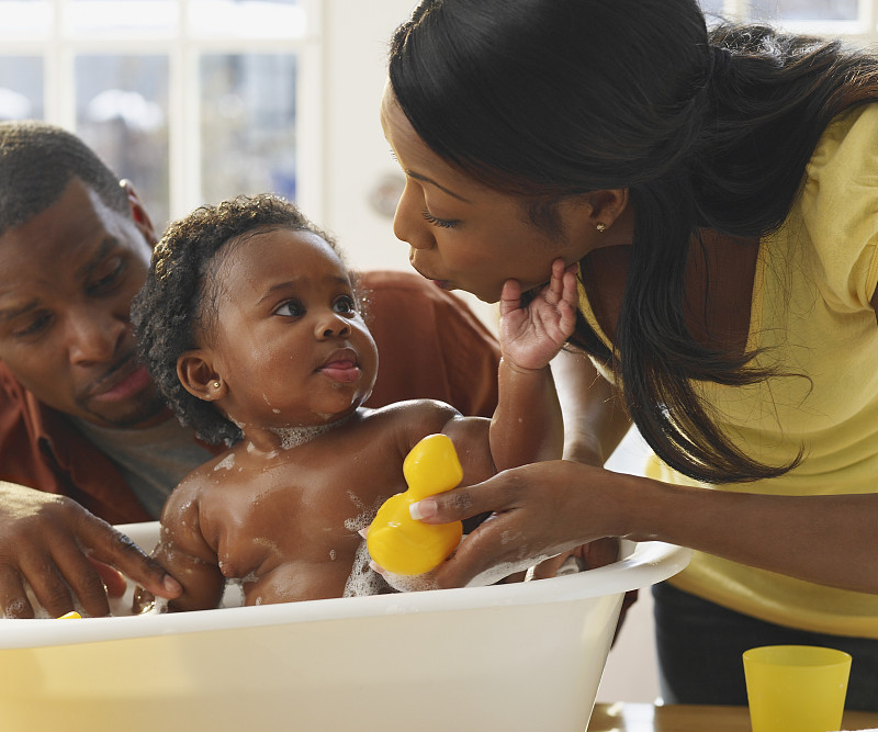 非洲父母给婴儿洗澡图片下载
