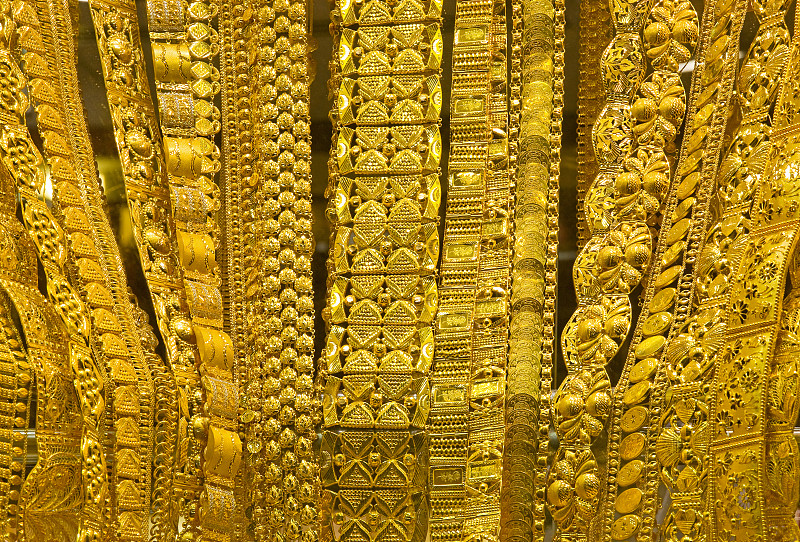 黄金珠宝在德拉黄金市场的特写。图片下载