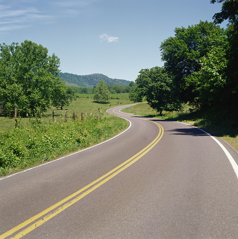 蜿蜒的公路穿过维吉尼亚州Banco的乡村田野图片素材