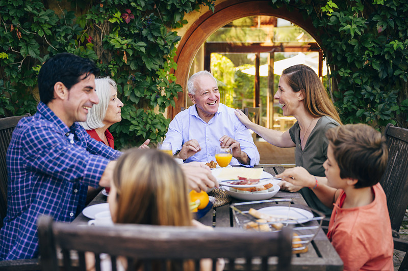 几代同堂的西班牙家庭享受户外大餐图片下载