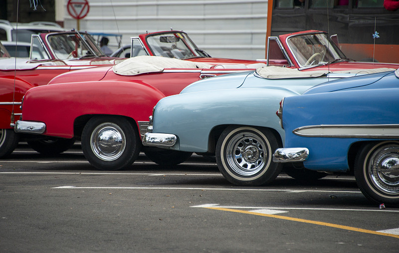 古巴哈瓦那的哈瓦那大街上，一排美国老爷车图片素材