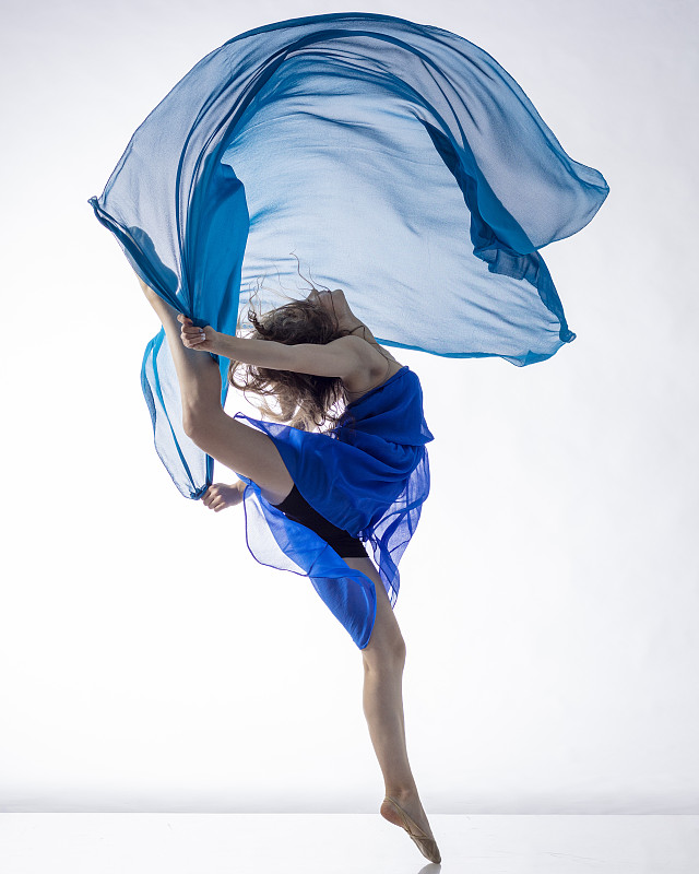身穿蓝色布料，白色背景的舞者图片下载