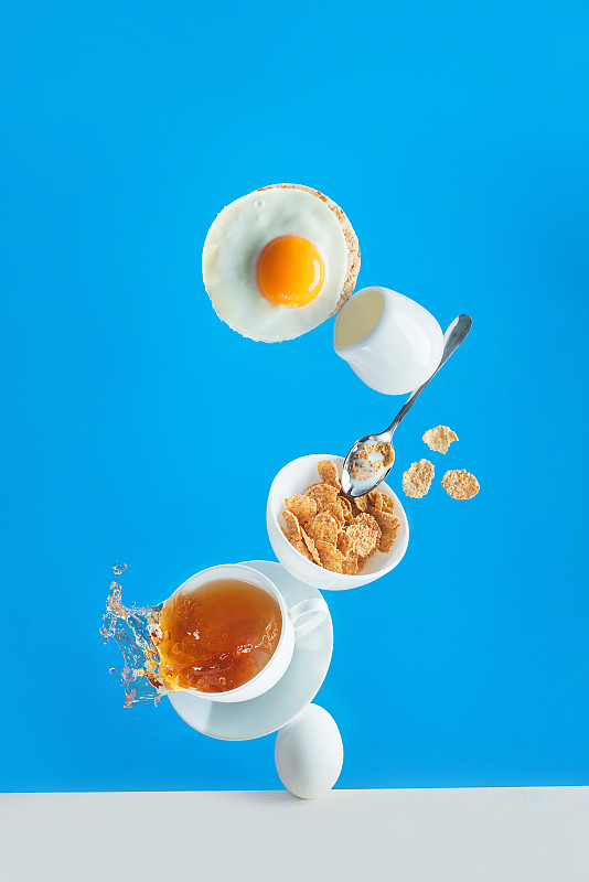 健康的早餐有麦片和鸡蛋吐司，色彩鲜明的蓝色背景上均衡的食物图片下载