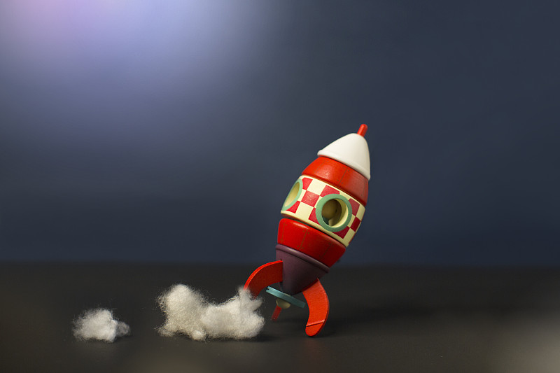 玩具火箭在穆迪的背景。图片下载