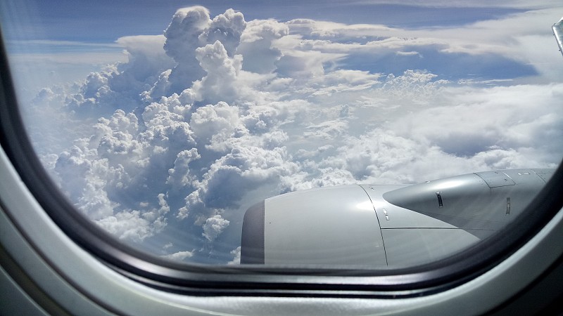 从飞机窗口看到的云景鸟瞰图图片素材