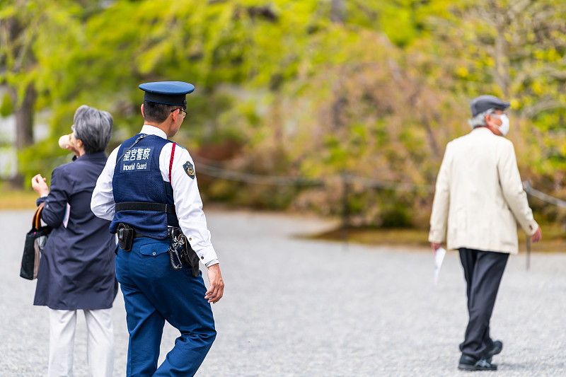 京都皇宫庭院中，有警卫警察在花园里保安行走图片下载