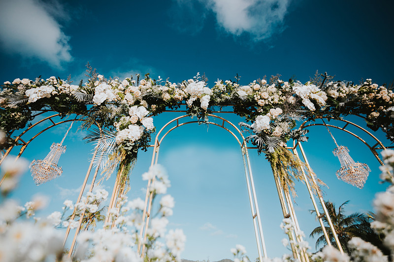 墙装饰花。结婚的那一天。婚礼拱门上装饰着鲜花。图片下载