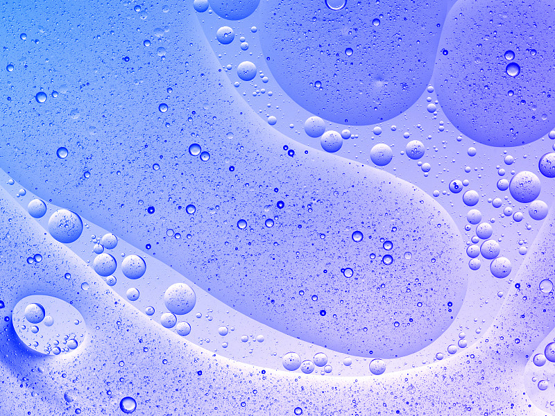全框架抽象的形状和纹理形成的泡沫和滴油渍在丁香色液体背景。图片下载