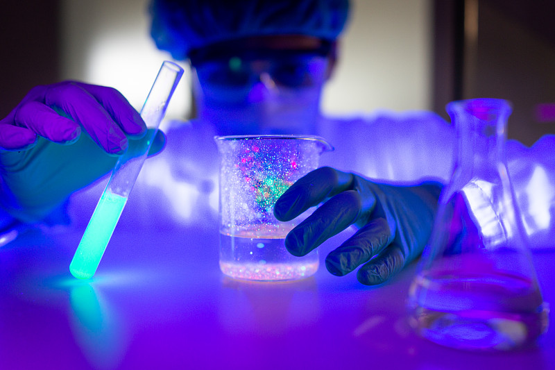 科学家在紫外线下观察实验室管图片下载