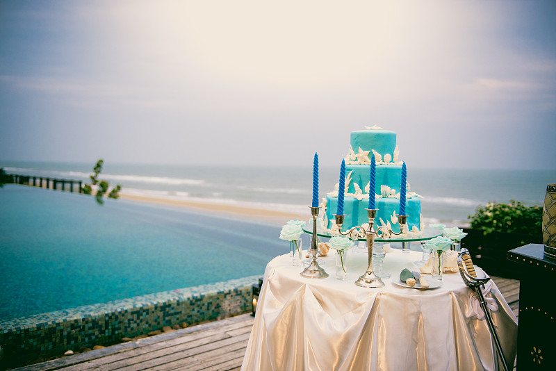 海边婚礼上的蓝色婚礼蛋糕图片下载