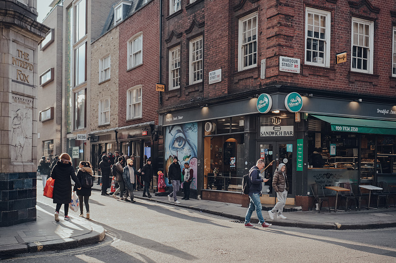英国伦敦苏荷区的咖啡馆和餐馆，行人走过，动态模糊。图片下载