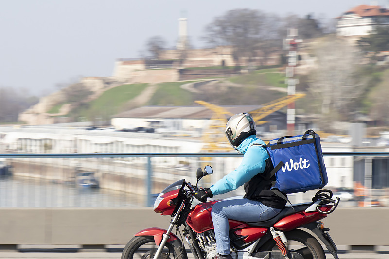 沃尔特送餐服务的快递员骑着摩托车图片下载