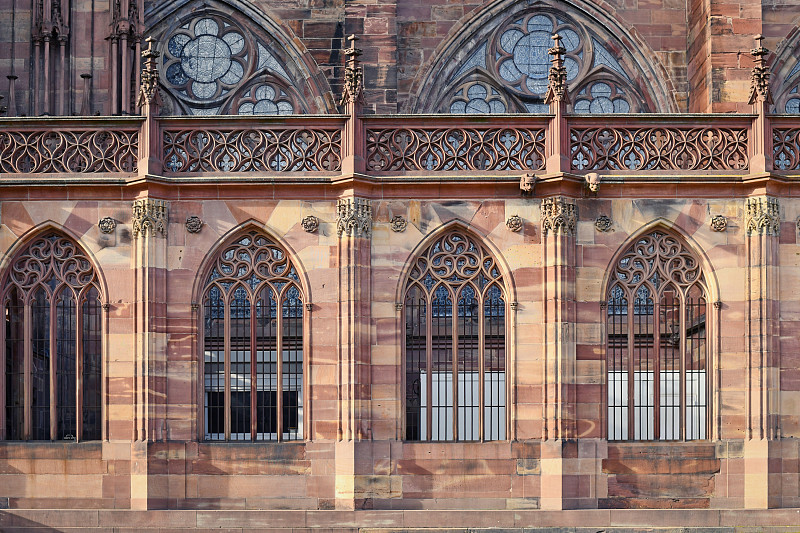 在法国著名的斯特拉斯堡大教堂一侧，有着罗马式和哥特式建筑风格的拱形窗户图片下载