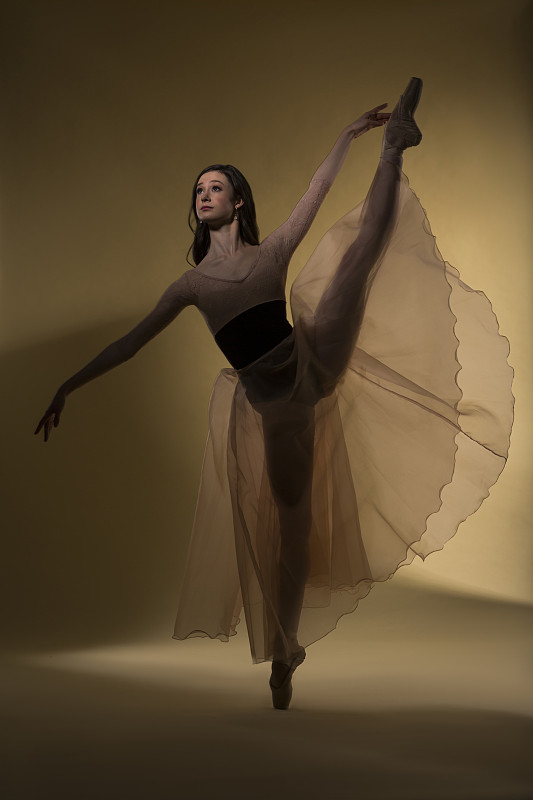 摄影棚里的芭蕾舞女演员图片下载