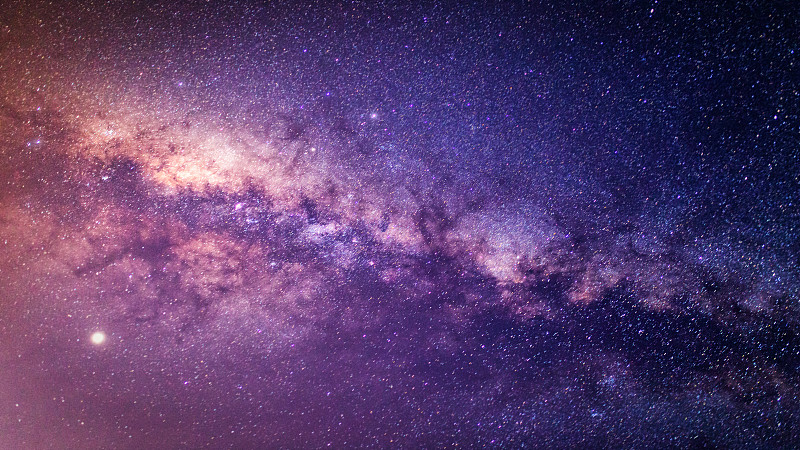 全景银河系的恒星和空间尘埃在黑暗的夜晚宇宙。图片下载