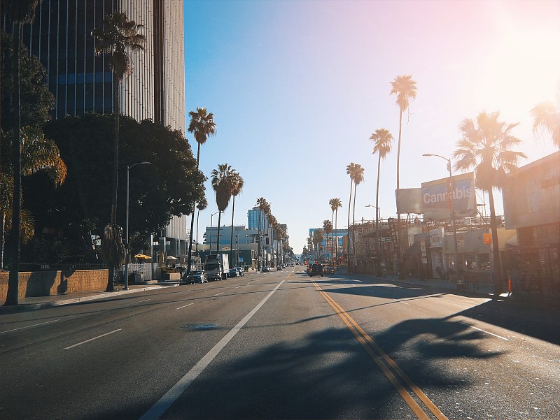 美国洛杉矶市建筑物旁的道路，对抗天空图片素材