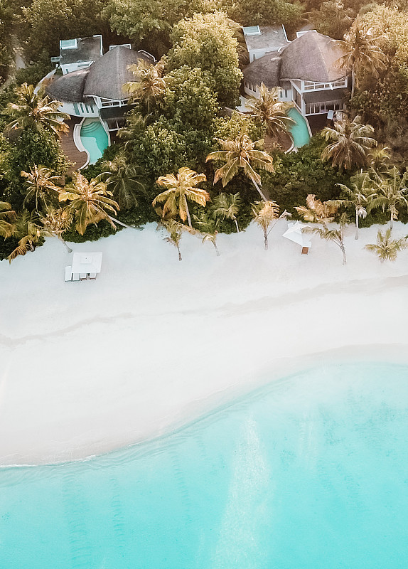 马尔代夫岛海滩别墅泻湖从上面图片素材