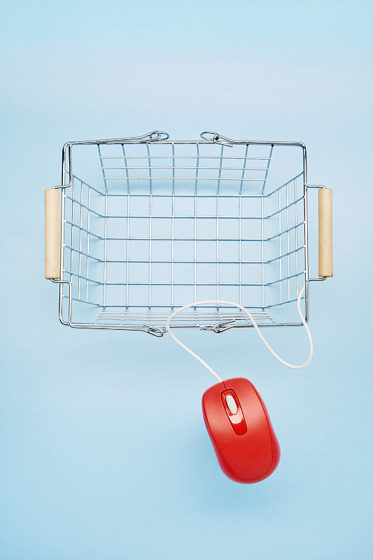 高角度的空购物篮和红色鼠标在蓝色背景，网上购物图片下载