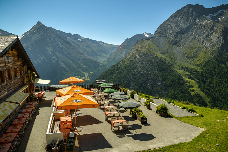 瑞士Saas-Fee村上方hanannig的空餐馆图片下载
