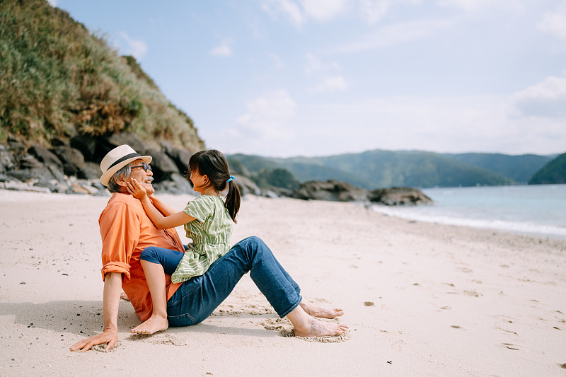 爷爷和孙女在日本大岛天美热带海滩上玩耍图片下载