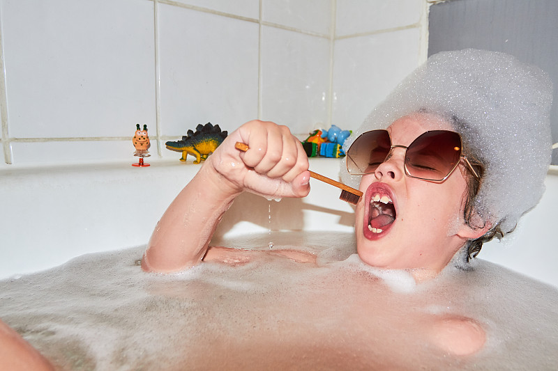 孩子在泡泡浴中唱歌图片素材