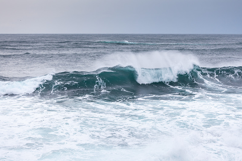 大浪拍打着海面图片下载