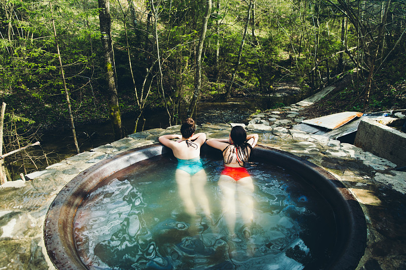 美丽的春日，和朋友在树林里泡热水澡图片素材
