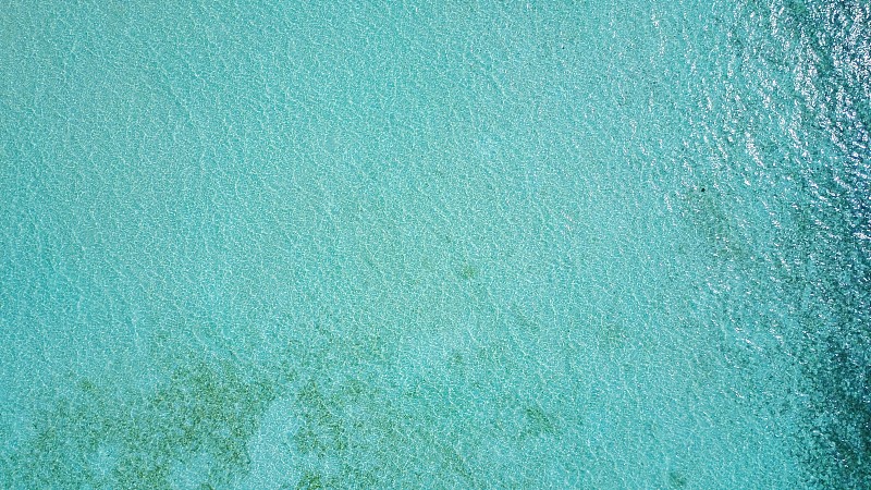 无人机近距离拍摄加勒比海中粼粼的浅水。美丽的绿松石和蓝色。图片下载