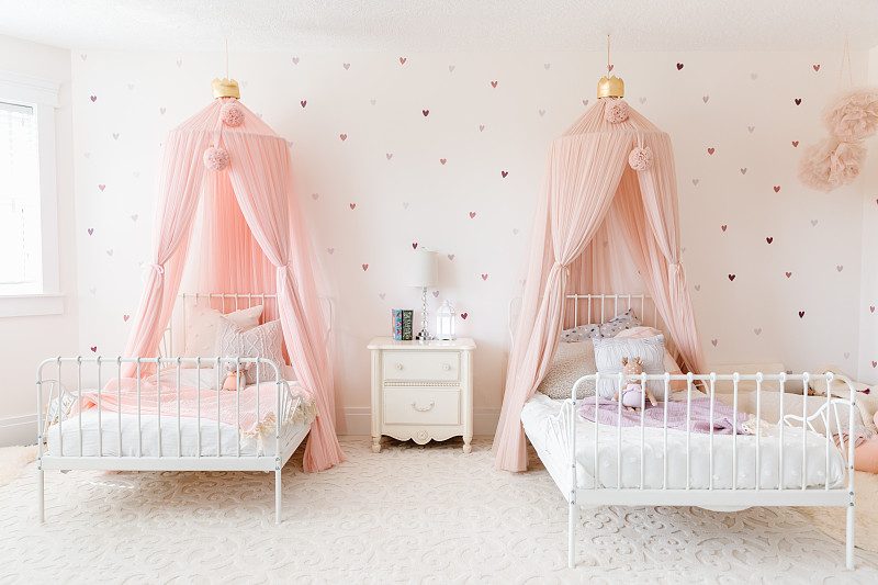 姐妹房，有配套的床和粉红色的顶棚图片素材