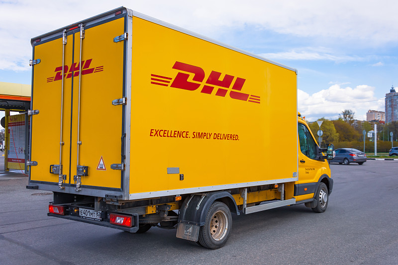 DHL全球快递公司的快递卡车在高速公路上行驶。2020年5月13日，俄罗斯圣彼得堡。图片下载