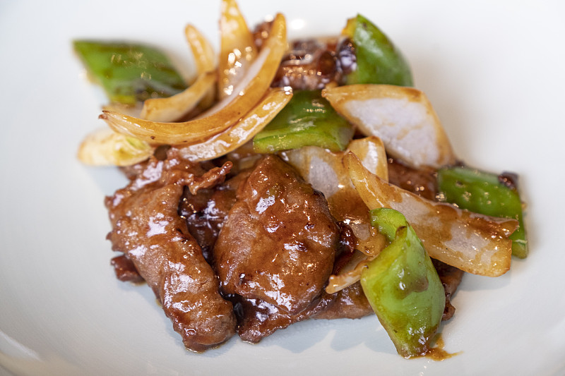 传统的香港点心，食品，中国炒洋葱和甜椒牛肉图片下载