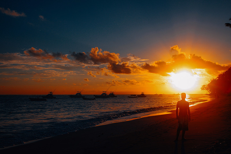 在海滩上欣赏日落的男人图片素材