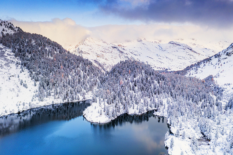 雪环绕的Cavloc湖，瑞士图片素材