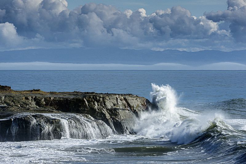 巨大的海浪冲击着海岸的岩石图片下载