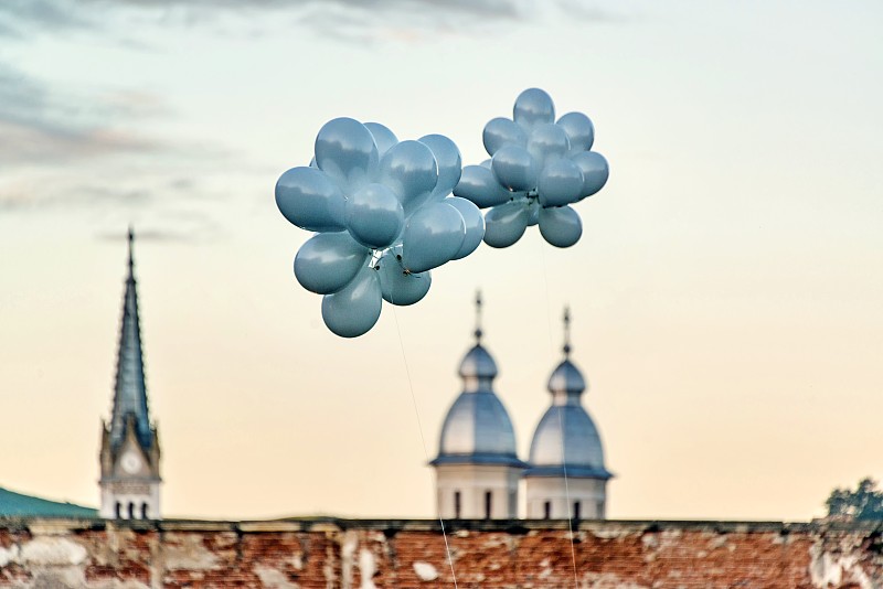 日落时分，罗马尼亚的白色气球在飞翔图片素材