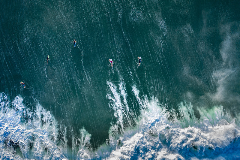 印度尼西亚巴厘岛一群冲浪者的无人机照片摄影图片下载