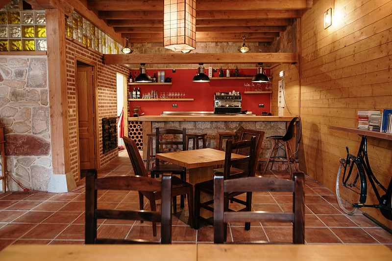 乡村设计和木材元素的酒吧/自助餐厅的室内视图图片素材