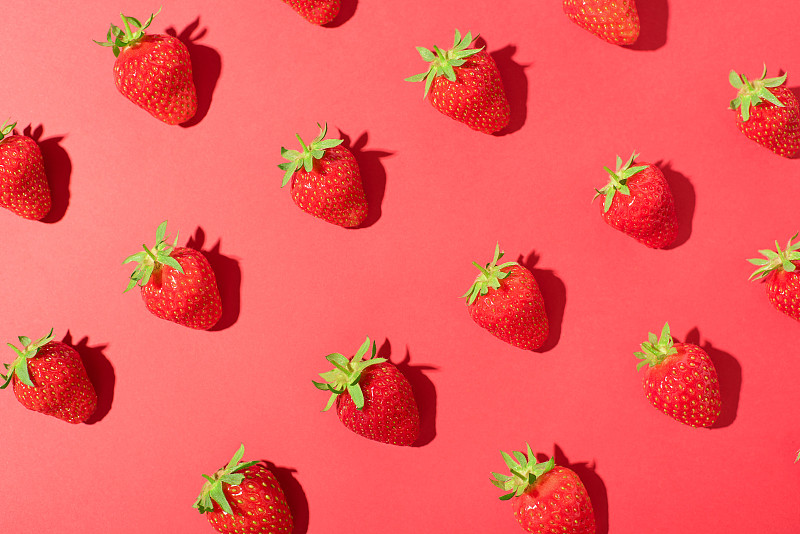 红色熟透多汁的草莓图案。图片素材