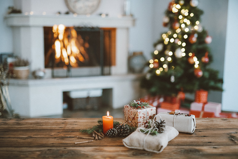用圣诞树和圣诞礼物装饰的美丽的圣诞节室内图片下载