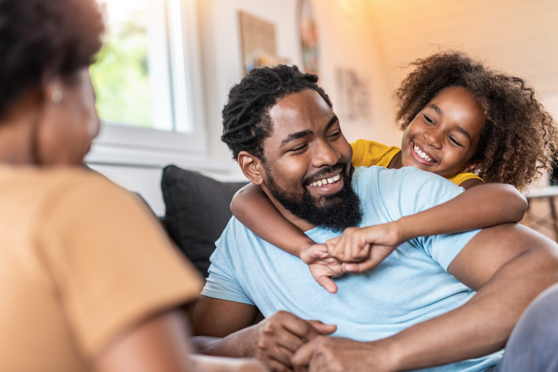 爱玩的非裔美国家庭在家里放松。图片下载