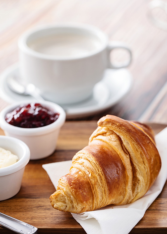 欧式早餐，咖啡和羊角面包图片素材