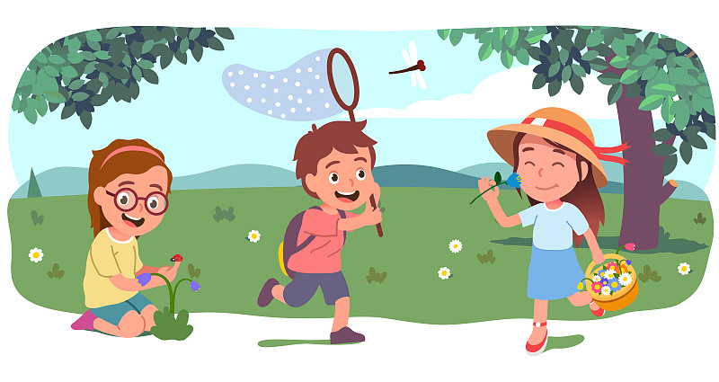 男孩，女孩，孩子们走着，跑着，摘着花，在美丽的夏日草坪上用蝴蝶网捉蜻蜓。快乐的儿童卡通人物享受户外的乡村自然。平面向量插图图片素材