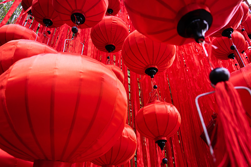 美丽的传统灯笼在节日的背景。越南春节期间街头市场上传统灯笼的红色。图片下载