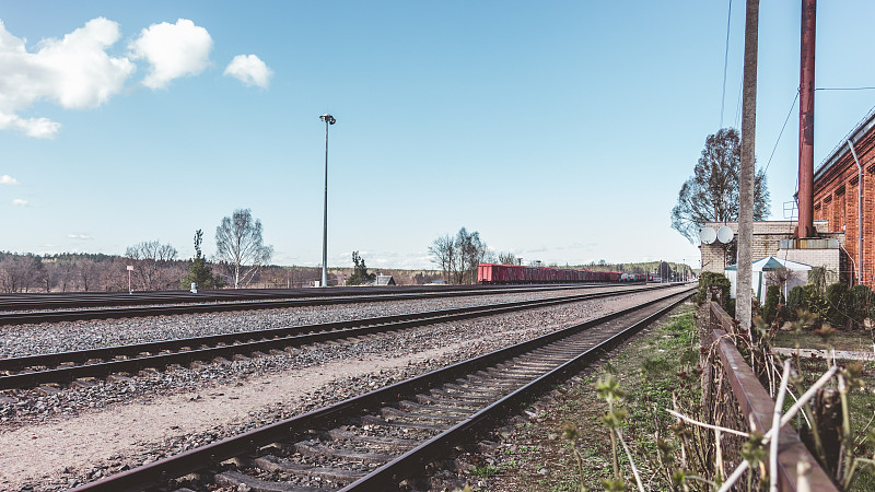 立陶宛Svencioneliai火车站附近的铁路。摄影图片