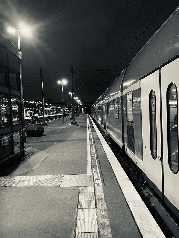 火车在火车站月台的夜晚摄影图片