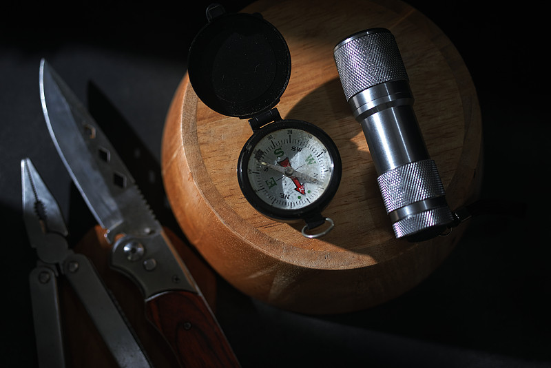 拿着手电筒的古老指南针的质朴模样摄影图片