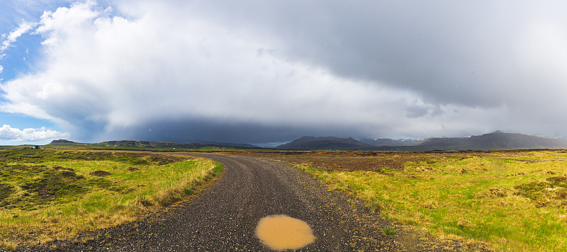 冰岛的天气变化很快，就像这里看到的，几分钟内从蓝天到风雨摄影图片